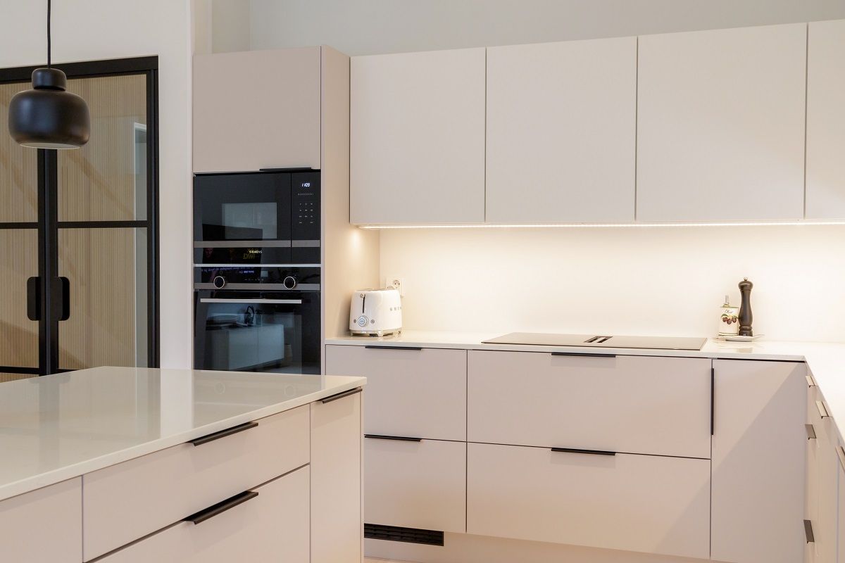 Kitchen countertop with powerful colour temperature adjustable LED strip. The strip has a warm tone © LedStore.fi